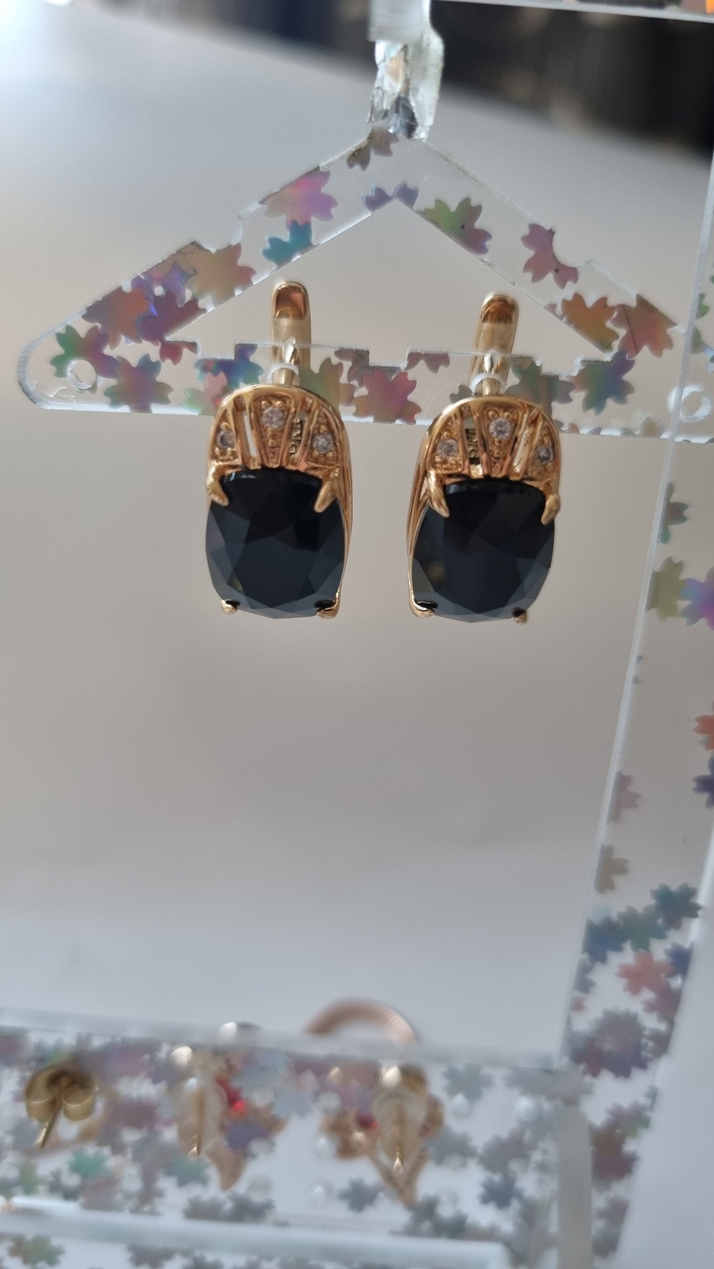 18kr.gold plated earrings with black sw.crystal