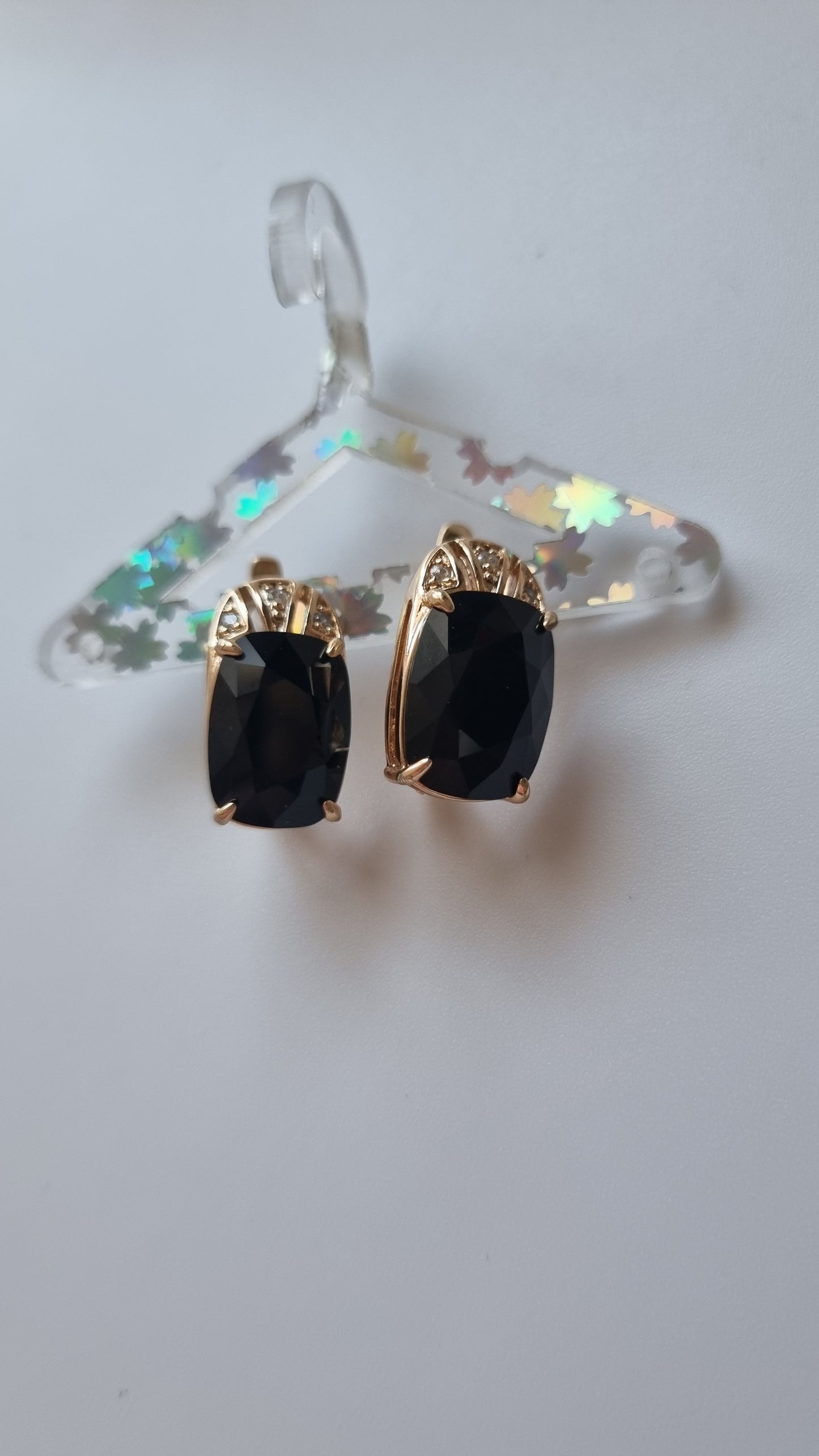 18kr.gold plated earrings with black sw.crystal